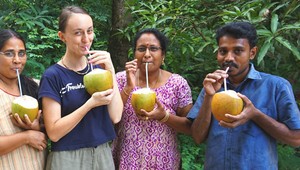 Slovenka Zuzana rozvíja v Indii projekt pomocou vody z kokosových orechov