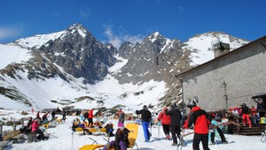 Lyžovačka v Lomnickom sedle. Zjazdovku sa podarilo otvoriť skôr