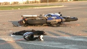 Mladý motorkár vrazil do auta, na mieste zomrel