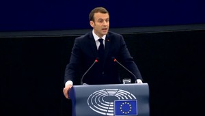 Problémové krajiny v otázke migrácie by mali odísť zo Schengenu, uviedol Emmanuel Macron