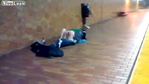 VIDEO: Milenci si to rozdali rovno na stanici metra