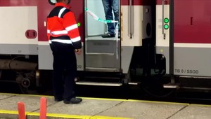 Útočník, ktorý pobodal študentku vo vlaku, zostáva vo väzbe