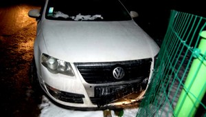 Šofér v Olešnej havaroval a ušiel, v aute našli drogy