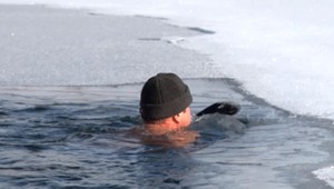 Tatranskí otužilci si nadšene užívajú mínusové teploty. Trávia čas v Batizovskom jazere