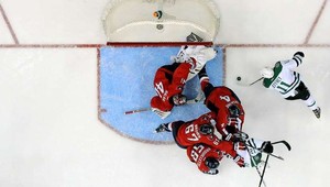 Halák inkasoval dvakrát za 34 sekúnd, Crosbyho stý bod