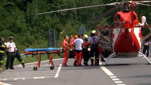 Zrážka dvoch motorkárov uzavrela hlavný ťah na Handlovú, na miesto privolali vrtuľník