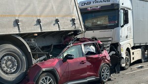 Hrozivá dopravná nehoda: Osobné auto skončilo pod návesom kamiónu