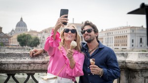 JEDZ, MODLI SA a MILUJ v novom, mafiánskom, prevedení! Tentoraz s Toni Collette v hlavnej úlohe!