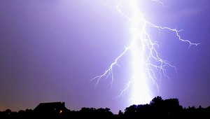 Blesky, hromy a hustý dážď. Počasie vystrašilo obyvateľov Rožňavy