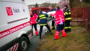 Záchrana starenky (88). Za zamknutými dverami ležala na zemi