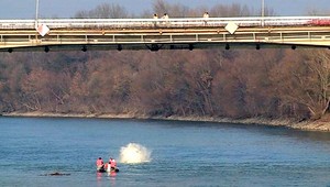 Šialené! Chlapi skáču z obrovskej výšky do ľadovej vody