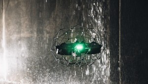 Je tu prvý skutočne nárazuvzdorný dron: Dokáže vzlietnuť bez pomoci aj po havárii