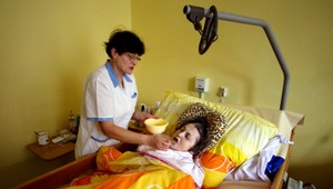 Zvýšia sestričkám platy? Peniaze chýbajú nemocniciam aj VÚC