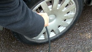 Ukradli im auto počas dofukovania kolesa. Zlodej si vraj pomýlil auto