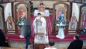 Muž s hanlivým nápisom, ktorý uráža kresťanov, napadol v kostole pri bohoslužbe kňaza