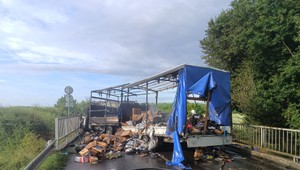 Mimoriadna tragédia pri Kolárove: Po zrážke dodávky, mikrobusu a kamióna hlásia 4 obete a 9 zranených