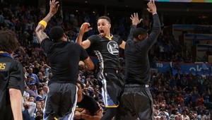 Curry dal dvanásť trojok, rozhodujúcou umlčal Oklahomu