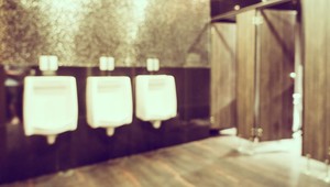 Dávate toaletný papier na sedadlo verejného záchodu predtým, ako si naň sadnete?