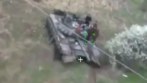 Toto videl samovražedný dron tesne predtým, ako narazil do ruského tanku
