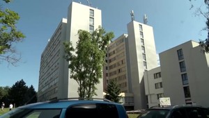 Pohrebná služba prišla po telo nebohého, nakoniec bol živý. Dcéra otca už oplakala