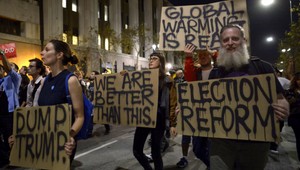 Tisíce ľudí v uliciach. Demonštrovali proti Donaldovi Trumpovi