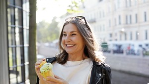 Sedenie na letnom slnku - s ochranou vlasov a pokožky hlavy, ktorá predchádza predčasnému starnutiu