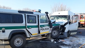 Zrážka policajného auta s dodávkou: Na mieste sa zranili traja muži