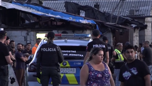 Polícia musela krotiť vášne v osade. Hádky rodín vyústili do bitky, zapájali sa aj deti