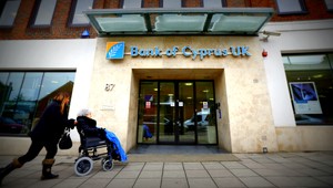 Cyperčanov šokovalo, že banky zostali zatvorené