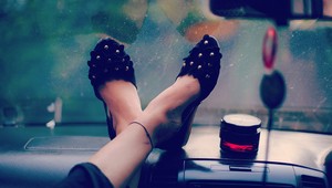 Ako vyzerajú najškaredšie topánky tohto leta? TOTO by ste si na nohy neobuli!