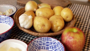 Zemiaky, jablko a modrý syr v jednom hrnci? Tento recept nadchne vaše chuťové bunky!