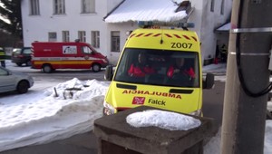 V budove potravín našli mŕtveho muža. Jeho priateľka ležala vedľa neho vo vážnom stave