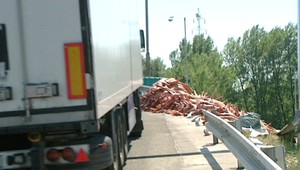 Mäso po nehode nemal kto odpratať. Prečo to tak dlho trvalo?