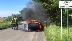 Auto im zhorelo za pár sekúnd. Nikto z okoloidúcich im nepomohol