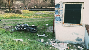 Motocyklista sa vážne zranil po nehode s dodávkou. Po zrážke narazil do budovy