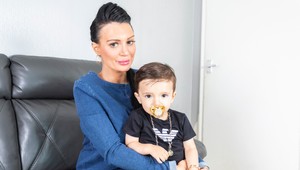 TOTO je najrozmaznanejšie dieťa Británie: Mama ho kúpe v mlieku s medom a v ústach má zlatý cumlík