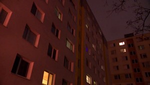 Pod panelákom našli telo muža. Pravdepodobne vyskočil zo siedmeho poschodia