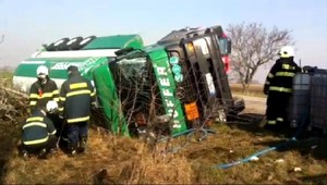 Kamión zišiel z cesty, v poli skončilo 3 000 litrov nafty