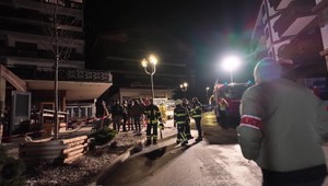 Výbuch v bare v lyžiarskom stredisku počas osláv Nového roka zabil približne 40 ľudí