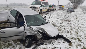 Pri čelnej zrážke sa zranili traja ľudia. Žena, ktorú záchranári oživovali v sanitke, neprežila