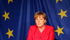 Merkelová ustúpila, Nemci príjmu najviac 200-tisíc utečencov ročne