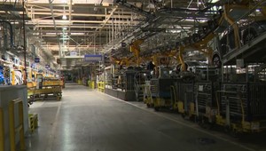 Čipová kríza trápi aj Slovensko. Automobilky musia spomaľovať výrobu