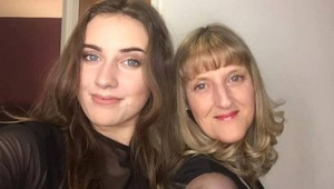 WAU, super nápad: Na stužkovú si dala mamine svadobné šaty, aha, ako jej to pristalo