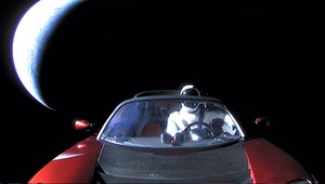 Športiak vypustený do vesmíru môže trafiť Zem: Ľudstvo sa toho ale nemusí dožiť