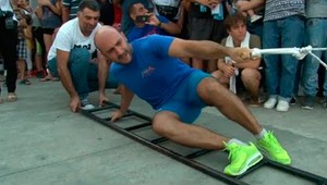 Tento chlapík odtiahol prstom 200 tonovú loď