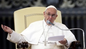 Pápež sa ospravedlnil za nedávne škandály v Ríme a Vatikáne