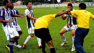 Agresívny futbalista dobil rozhodcu! Zatkla ho polícia