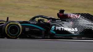 VC Portugalska: Po dramatickom štarte všetko po starom. Hamilton prekonal Schumachera!