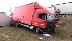 Kamión narazil do autobusovej zastávky a prešiel žene po nohách