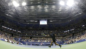 Nadal postúpil do 3. kola ako prvý pod zatvorenou strechou